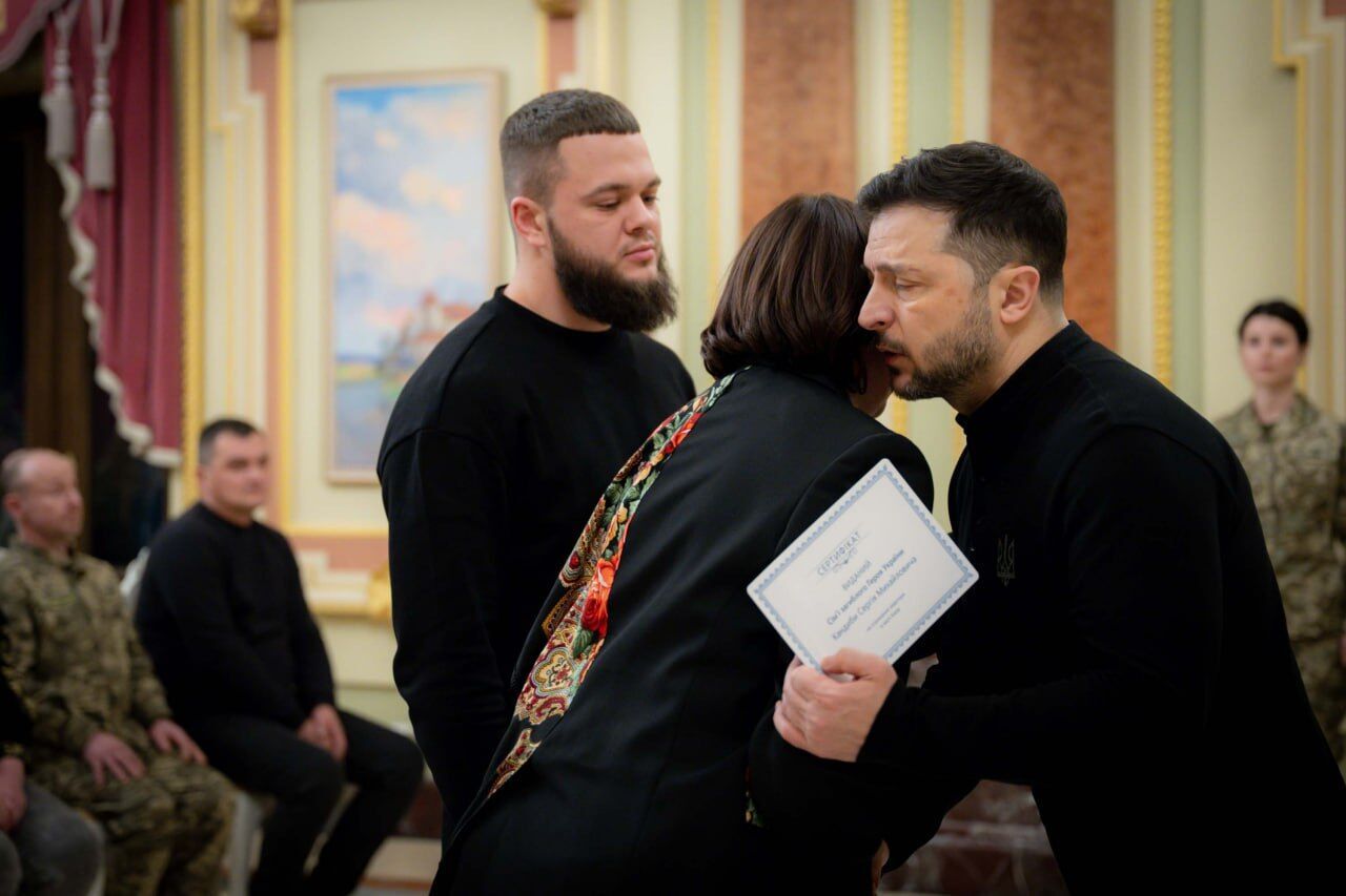 "Це найменше, що держава може зробити": Зеленський вручив сертифікати на отримання квартир воїнам Сил оборони та безпеки України. Відео