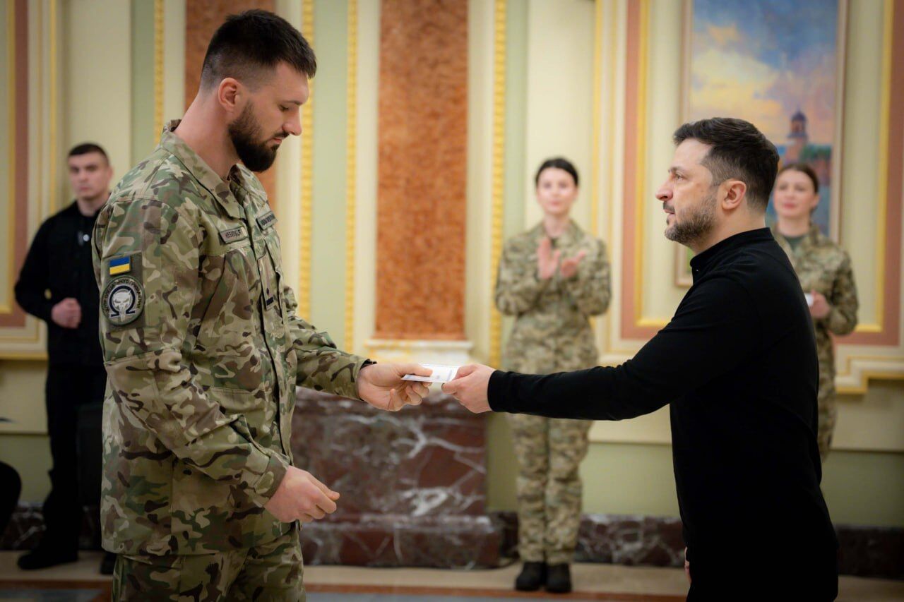 "Це найменше, що держава може зробити": Зеленський вручив сертифікати на отримання квартир воїнам Сил оборони та безпеки України. Відео