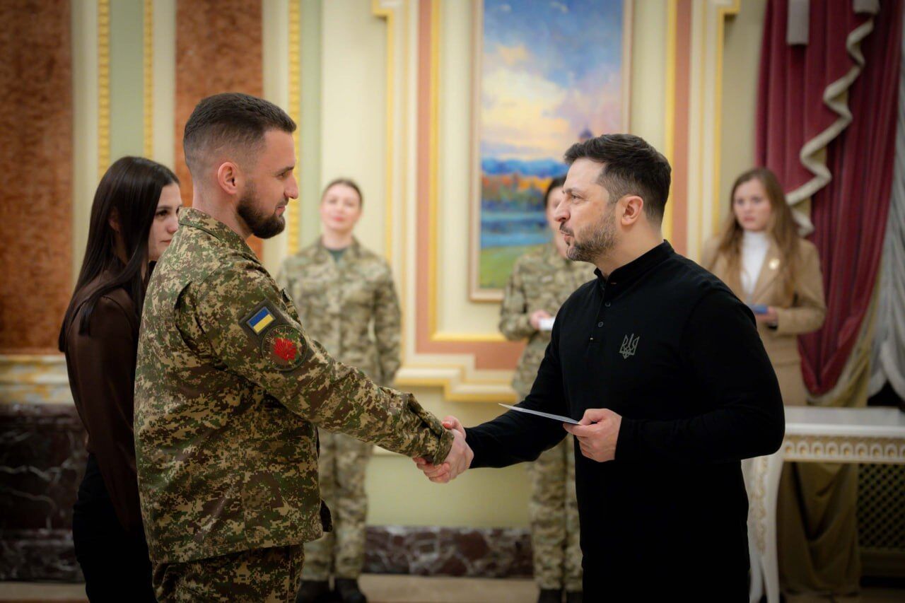 "Це найменше, що держава може зробити": Зеленський вручив сертифікати на отримання квартир воїнам Сил оборони та безпеки України. Відео