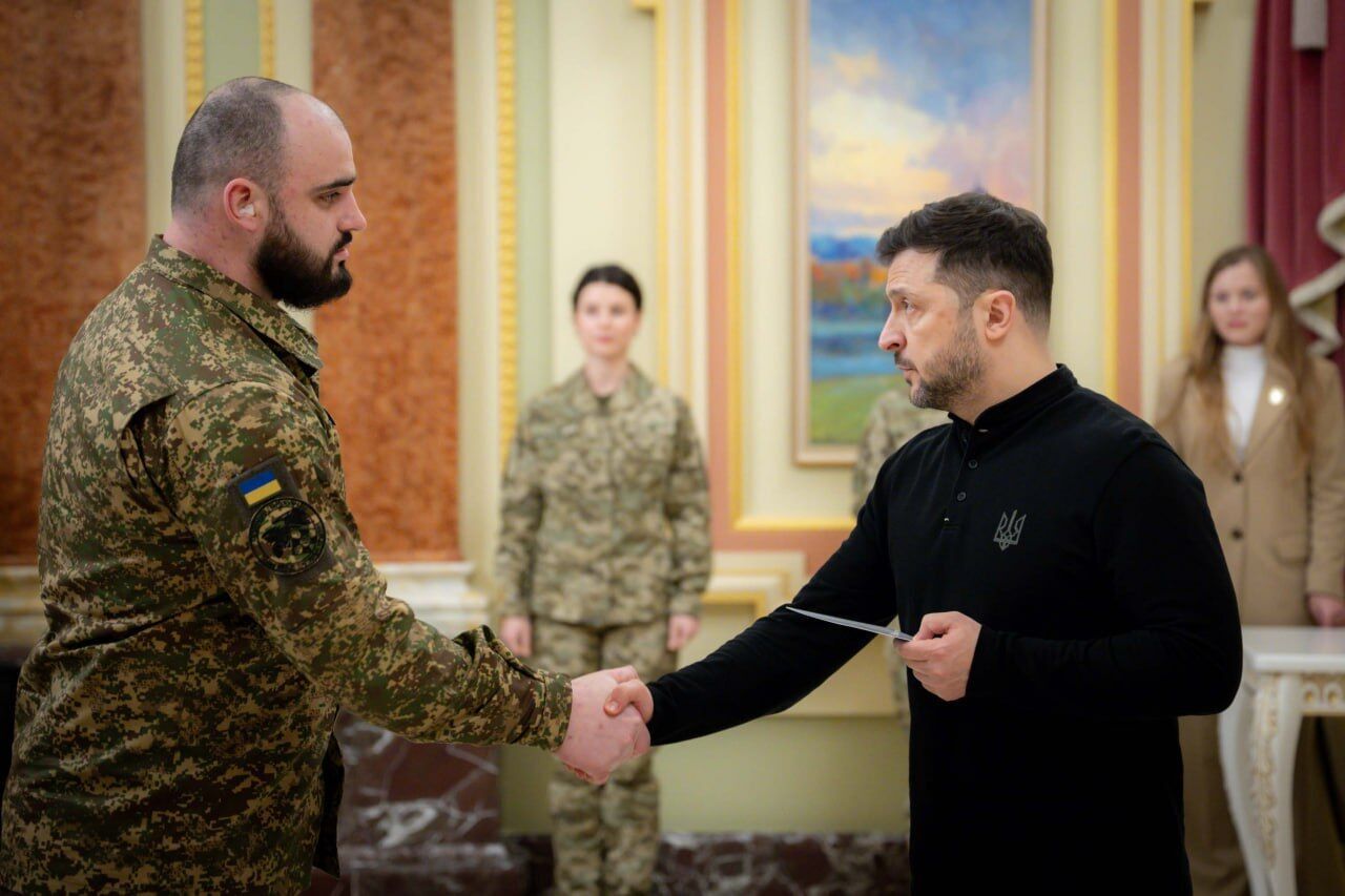 "Це найменше, що держава може зробити": Зеленський вручив сертифікати на отримання квартир воїнам Сил оборони та безпеки України. Відео