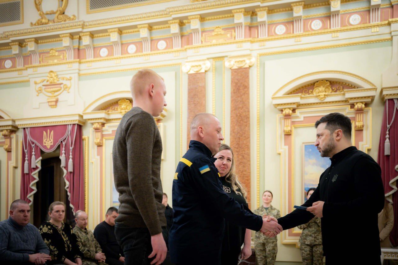 "Це найменше, що держава може зробити": Зеленський вручив сертифікати на отримання квартир воїнам Сил оборони та безпеки України. Відео