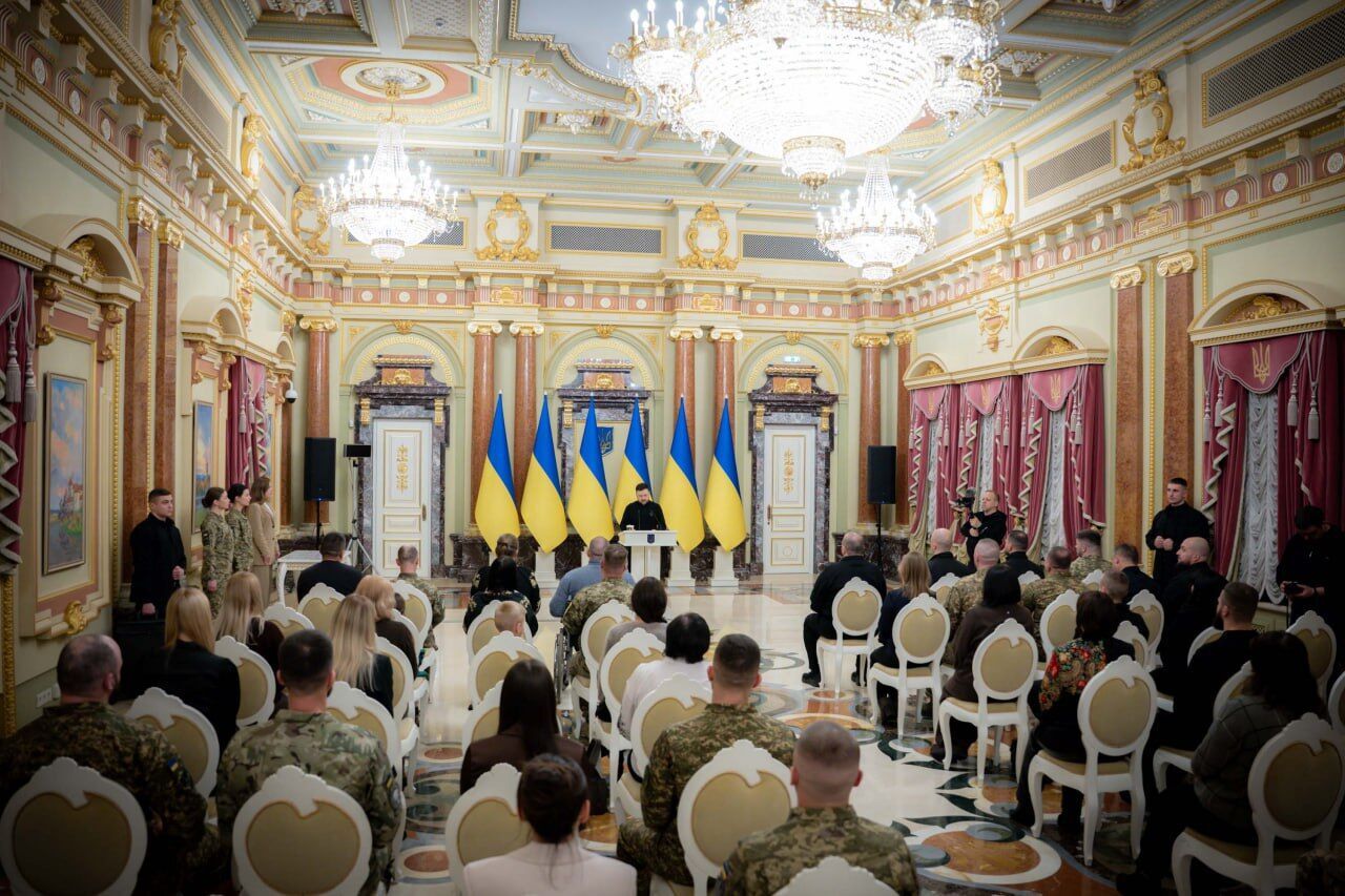 "Це найменше, що держава може зробити": Зеленський вручив сертифікати на отримання квартир воїнам Сил оборони та безпеки України. Відео