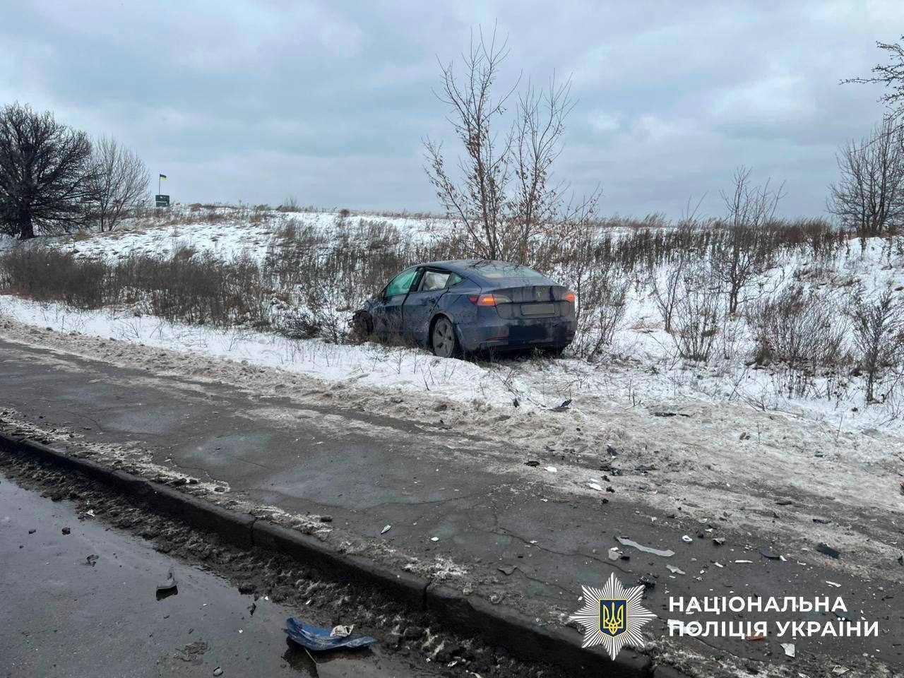 В Киеве столкнулись Mercedes и Tesla: есть погибший, пострадали дети. Подробности ДТП, фото и видео