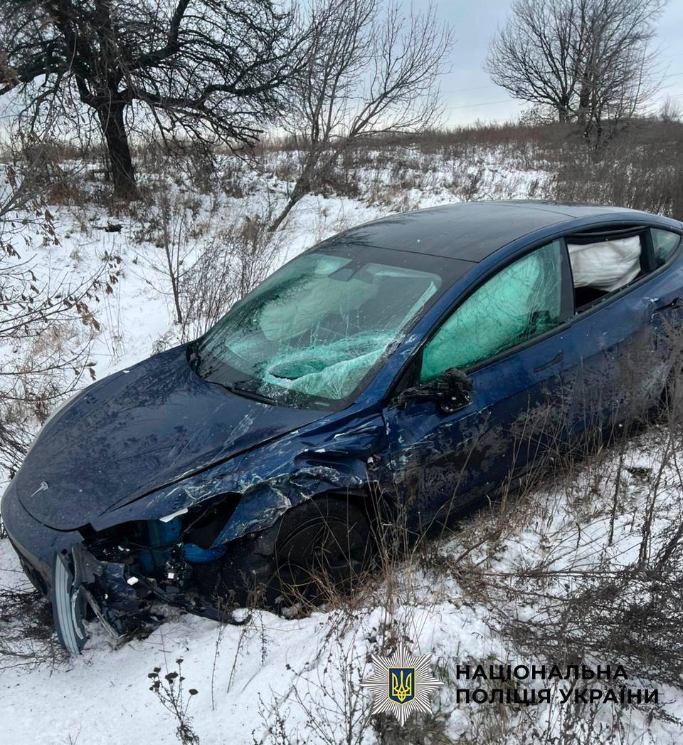 В Киеве столкнулись Mercedes и Tesla: есть погибший, пострадали дети. Подробности ДТП, фото и видео