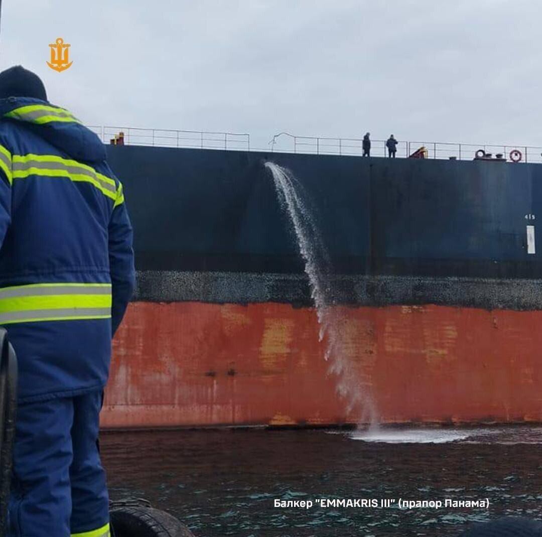 Окупанти вдруге за день вдарили по Чорноморському порту: спалахнули резервуари з олією. Фото