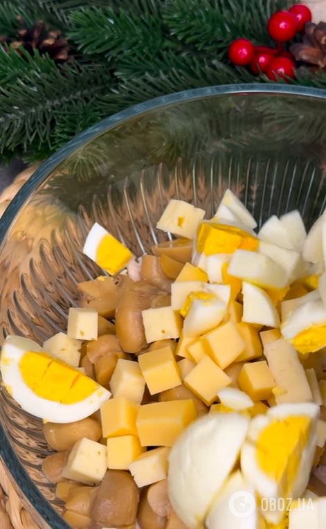 Смачний майонезний салат на Новий рік: поєднайте курку, гриби та сир