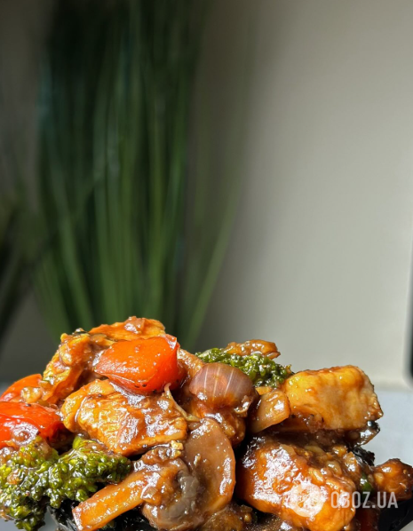 К картофелю, макаронам и любому любимому гарниру: как приготовить сочное мясное рагу на ужин