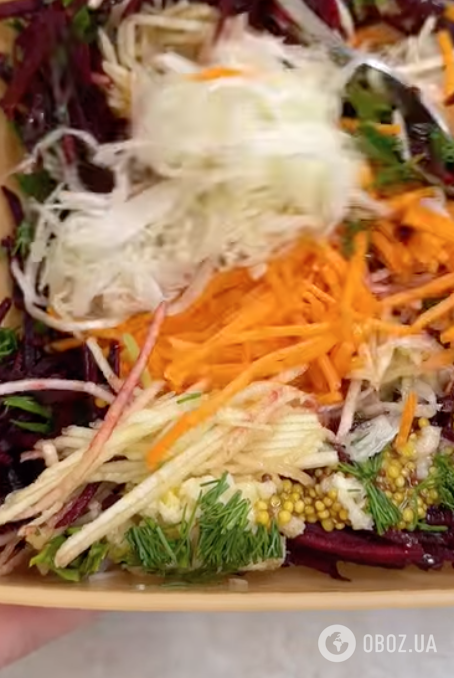 Корисний салат "Щітка" з буряка, моркви та яблука: рецепт страви, яка сподобається всім