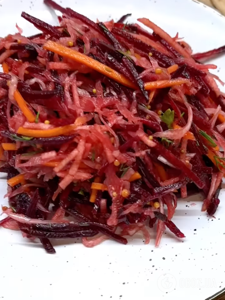 Корисний салат "Щітка" з буряка, моркви та яблука: рецепт страви, яка сподобається всім