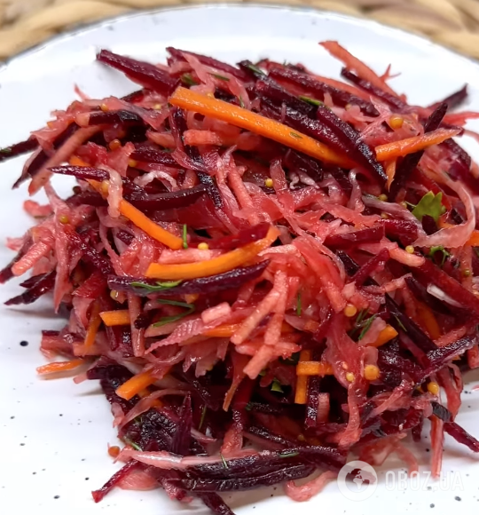 Корисний салат "Щітка" з буряка, моркви та яблука: рецепт страви, яка сподобається всім