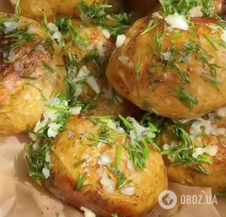 Как из костра: вкусный запеченный картофель в мундире с чесноком и зеленью