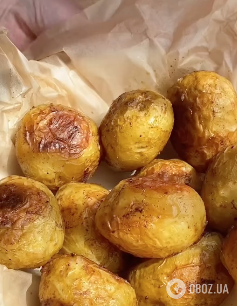 Как из костра: вкусный запеченный картофель в мундире с чесноком и зеленью