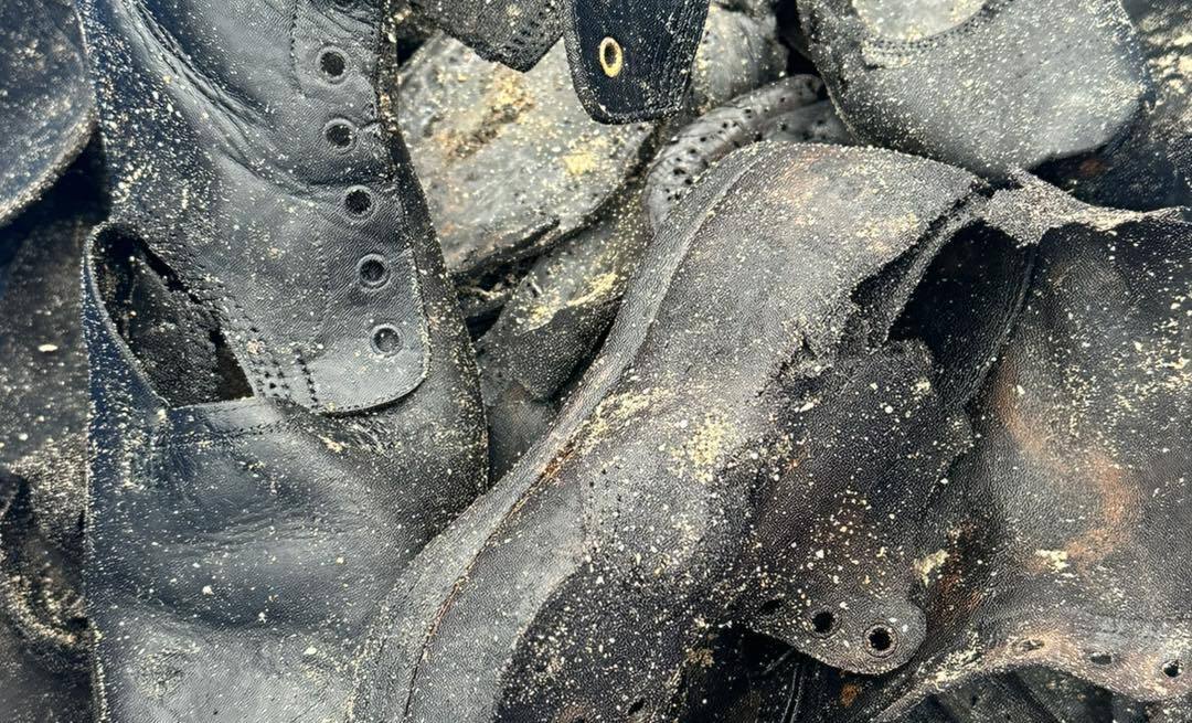 На побережье в Британии нашли сотни пар обуви: как она там оказалась. Фото