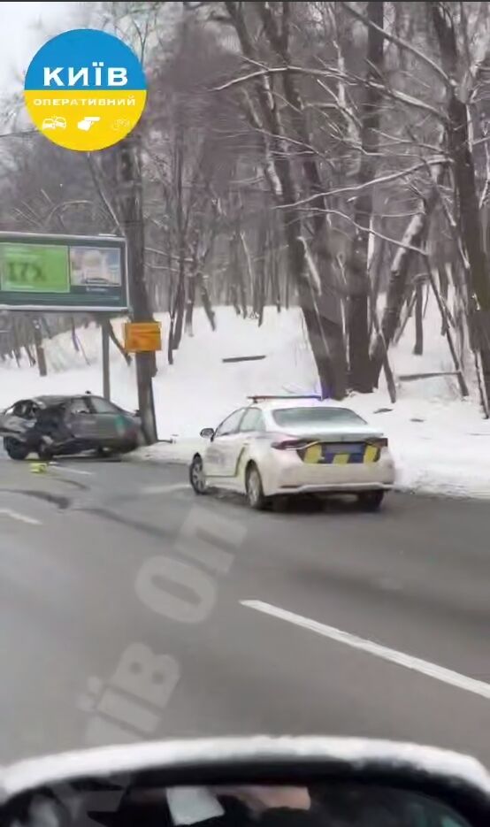 В Киеве произошло ДТП с участием машины такси, есть пострадавшие. Подробности и видео