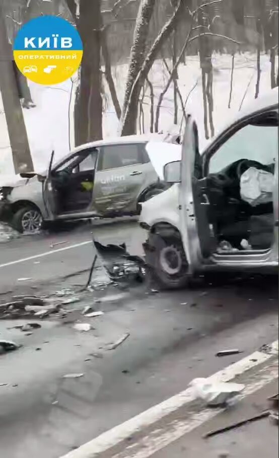 В Киеве произошло ДТП с участием машины такси, есть пострадавшие. Подробности и видео