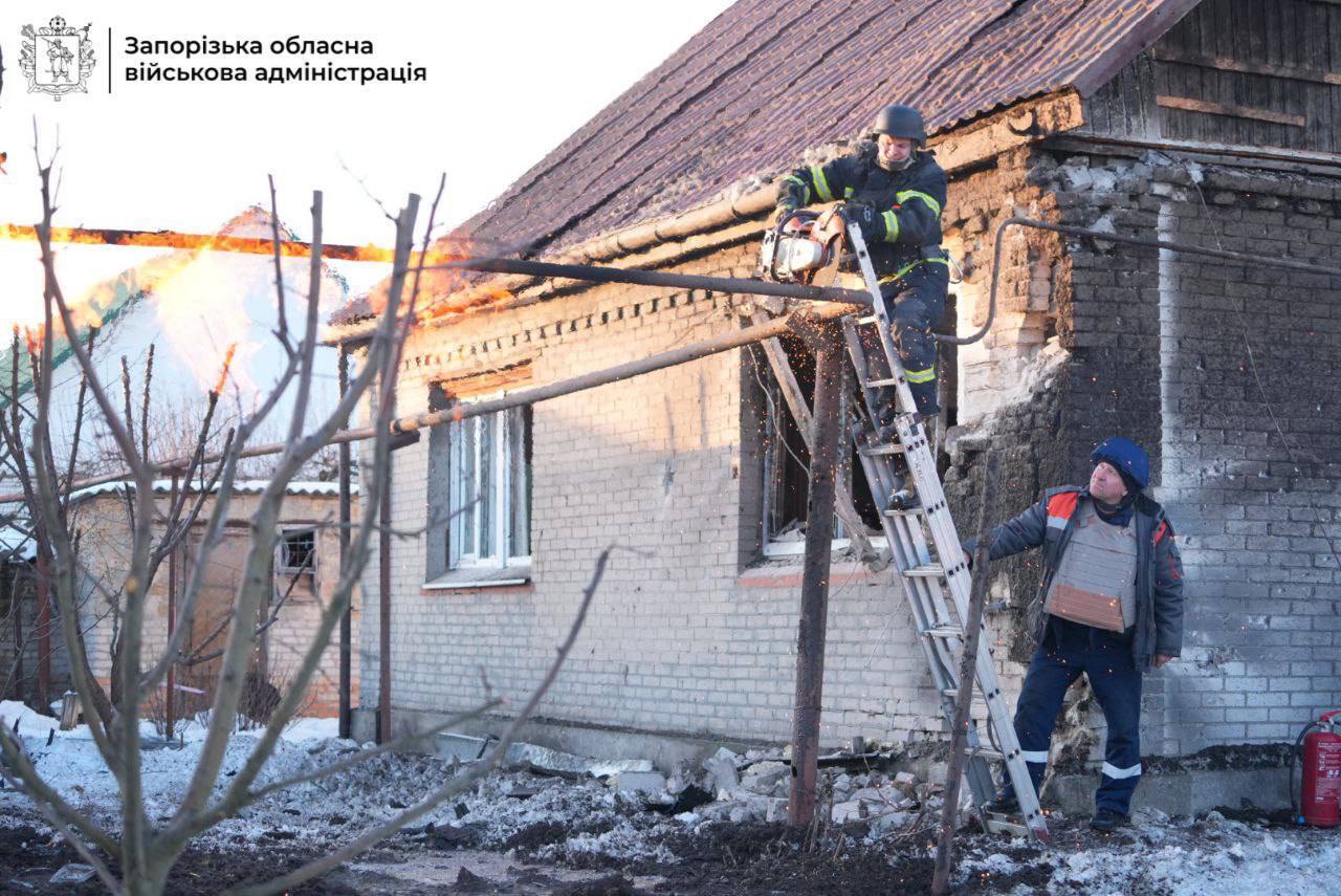 Росія ударила по Запоріжжю дроном: спалахнув екскаватор, водій загинув