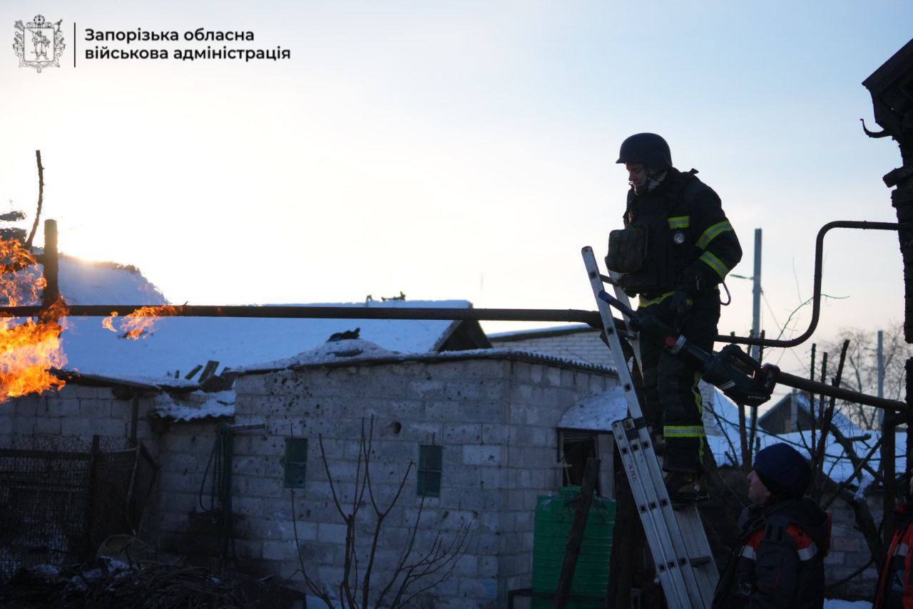 Росія ударила по Запоріжжю дроном: спалахнув екскаватор, водій загинув
