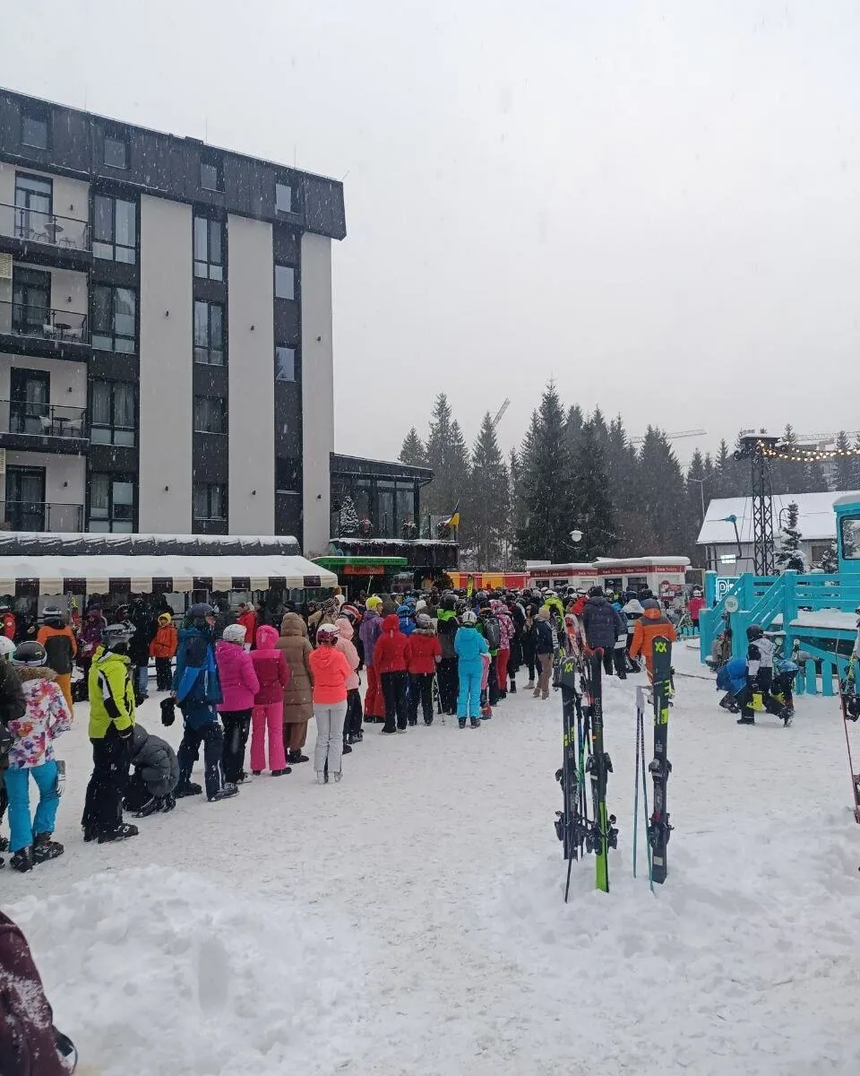 На гірськолижному курорті "Буковель" зафіксовані гігантські черги. Відео