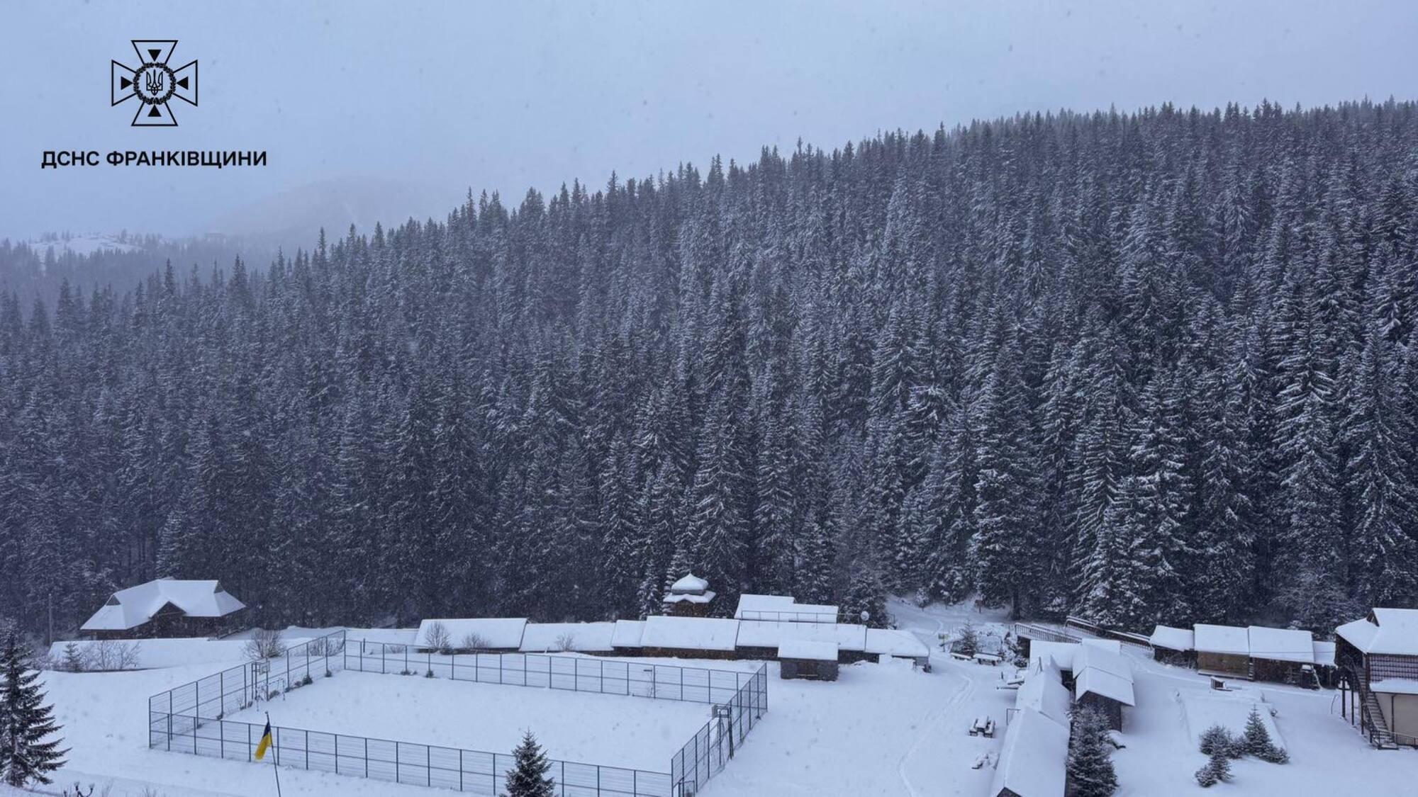 У Карпатах вдарив мороз 17 градусів, йде сніг. Фото