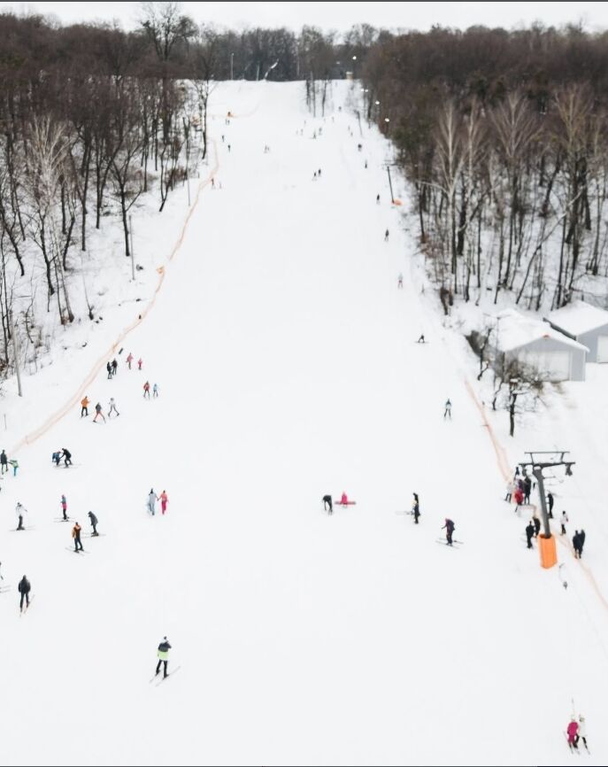 Прокат снаряжения и трассы разных уровней: где в Киеве можно покататься на лыжах и сноуборде и за сколько