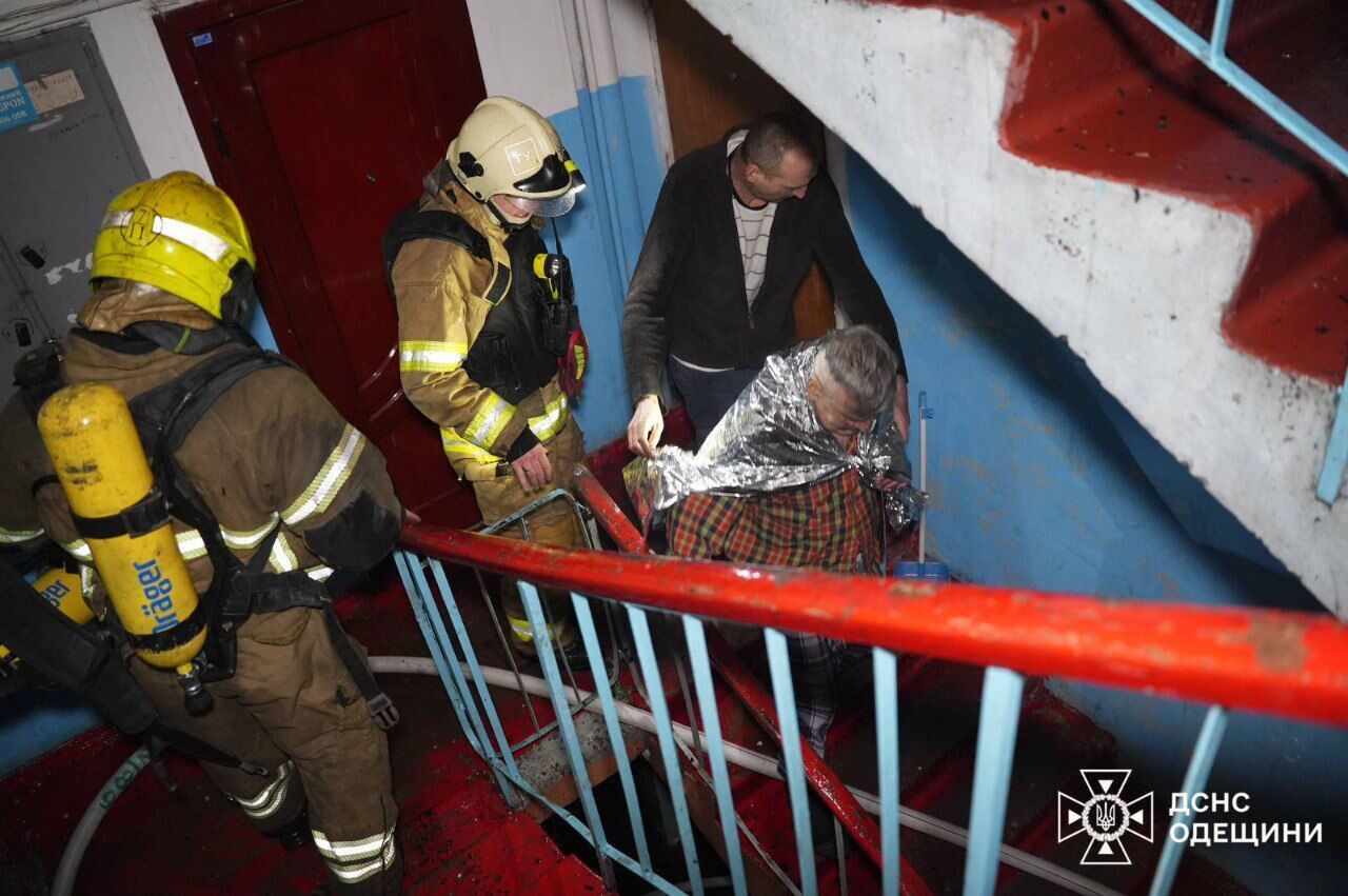 Росія вдарила по Одещині: загорілись склади, є влучання в будинки та постраждалі. Фото