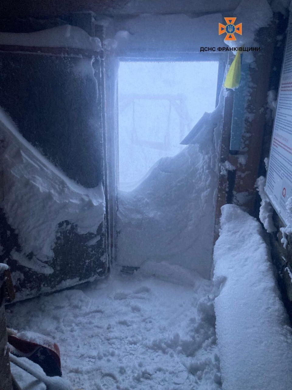 У Карпатах вдарив мороз 17 градусів, йде сніг. Фото