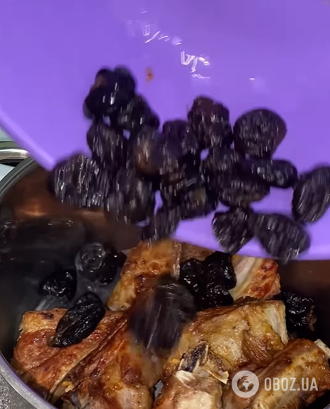 Соковиті тушковані реберця з чорносливом: як приготувати ароматне м'ясо для святкового столу