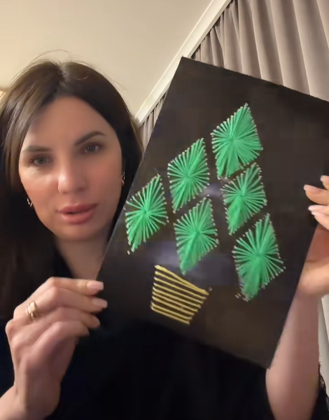 "Какая реальность, такая и елка". Украинка рассмешила сеть "шедевром" 10-летнего сына, который учительница оценила в 12 баллов