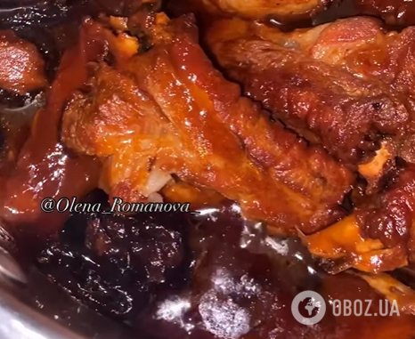 Соковиті тушковані реберця з чорносливом: як приготувати ароматне м'ясо для святкового столу