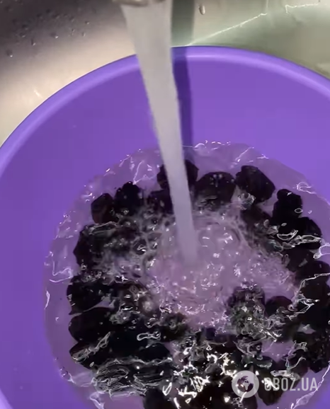 Соковиті тушковані реберця з чорносливом: як приготувати ароматне м'ясо для святкового столу