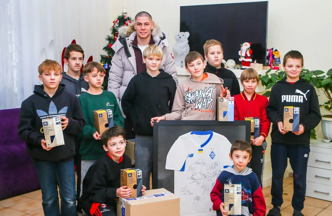 "Динамо" (Киев) и Фонд братьев Суркис организовали новогодний праздник для юных болельщиков