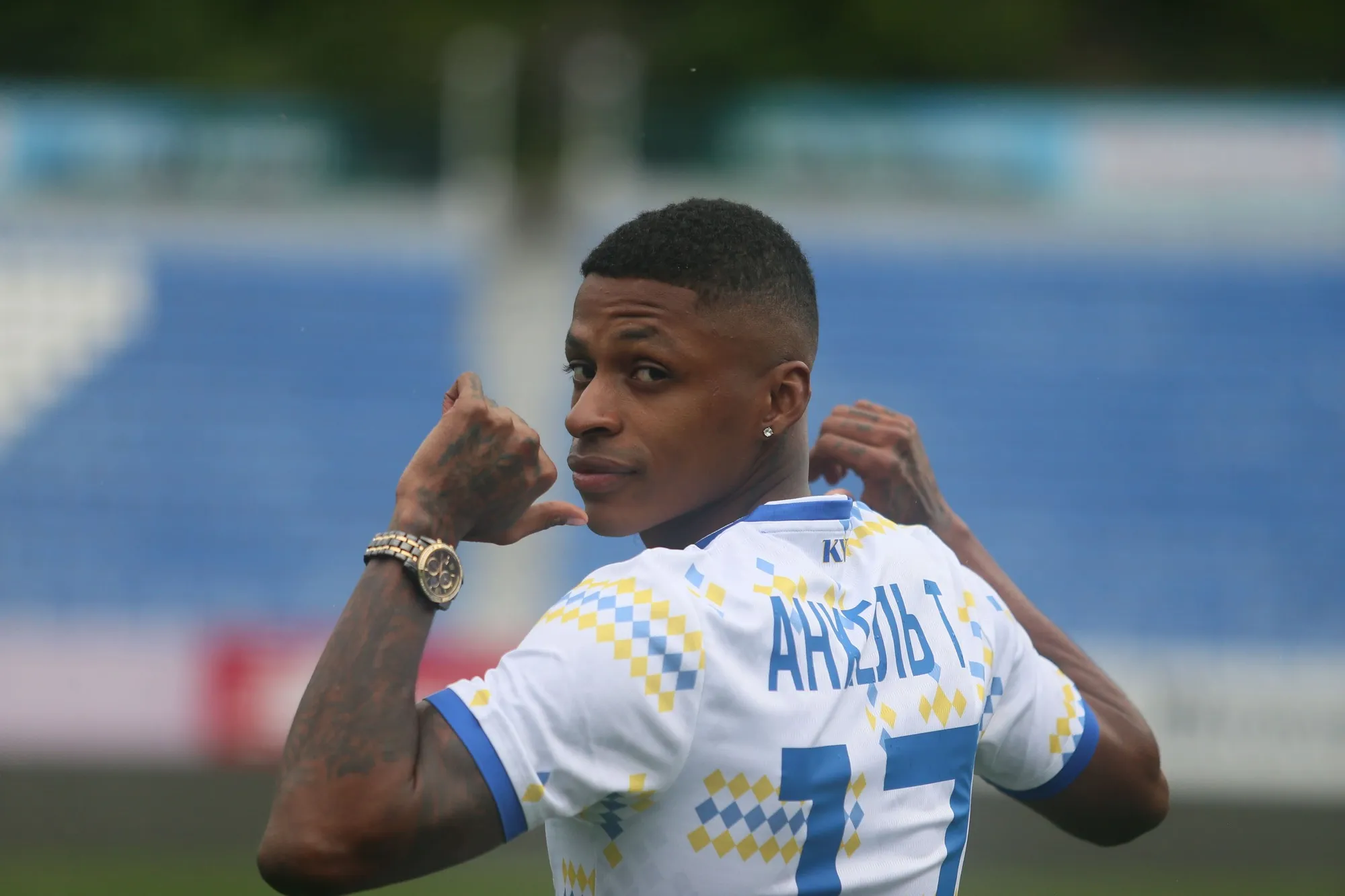 Выложил видео из самолета. Футболист "Динамо" покинул Украину и больше не сыграет за киевский клуб в этом году