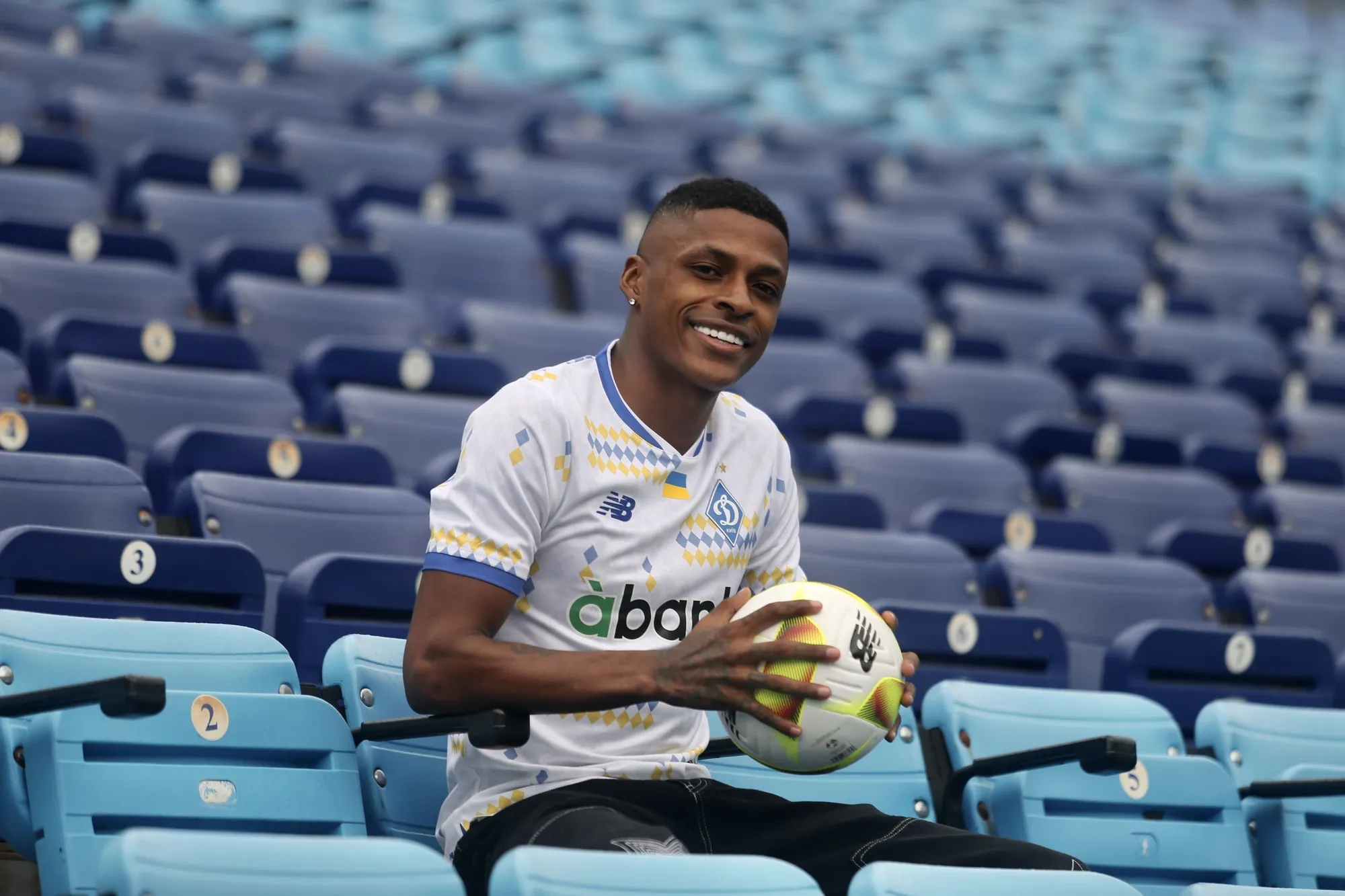 Выложил видео из самолета. Футболист "Динамо" покинул Украину и больше не сыграет за киевский клуб в этом году