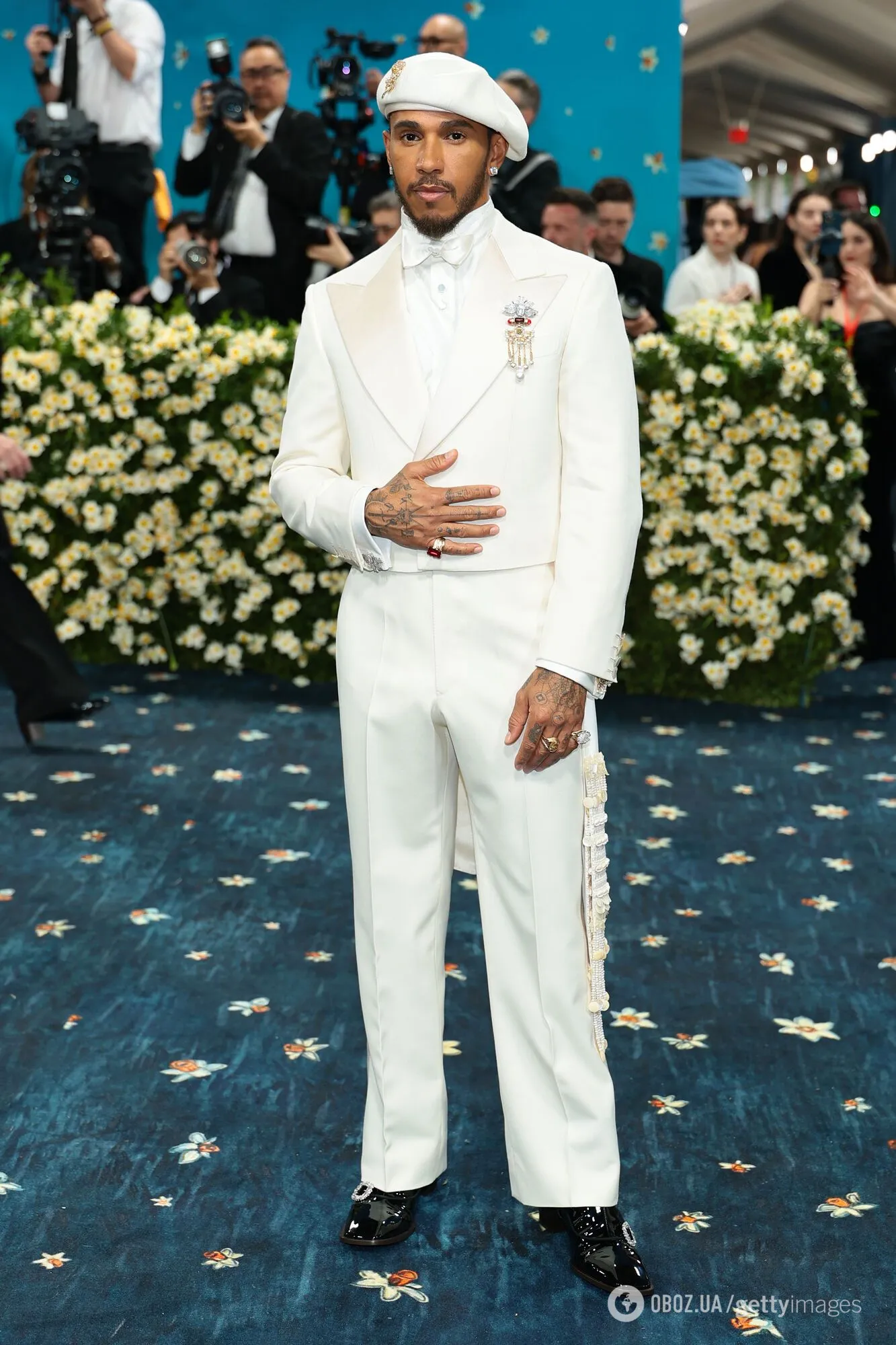 "Облачный танцор" стал цветом года по версии Pantone: как он выглядит в образах