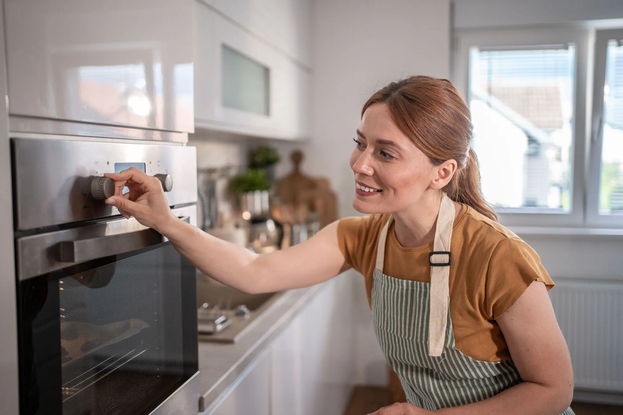 Як легко почистити скляні дверцята духовки від жиру: найдієвіші способи