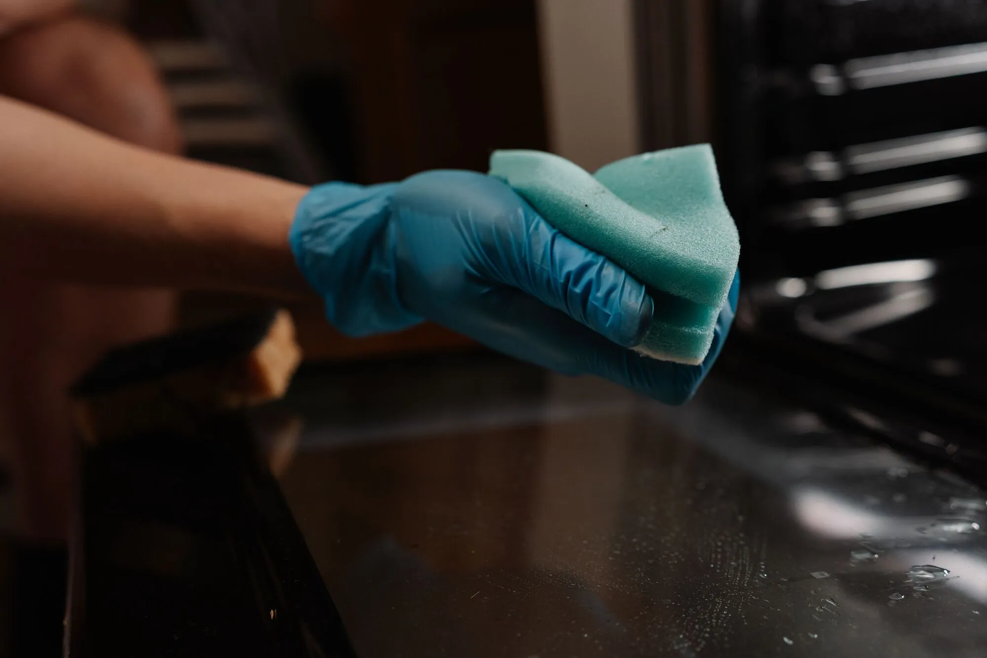 Як легко почистити скляні дверцята духовки від жиру: найдієвіші способи