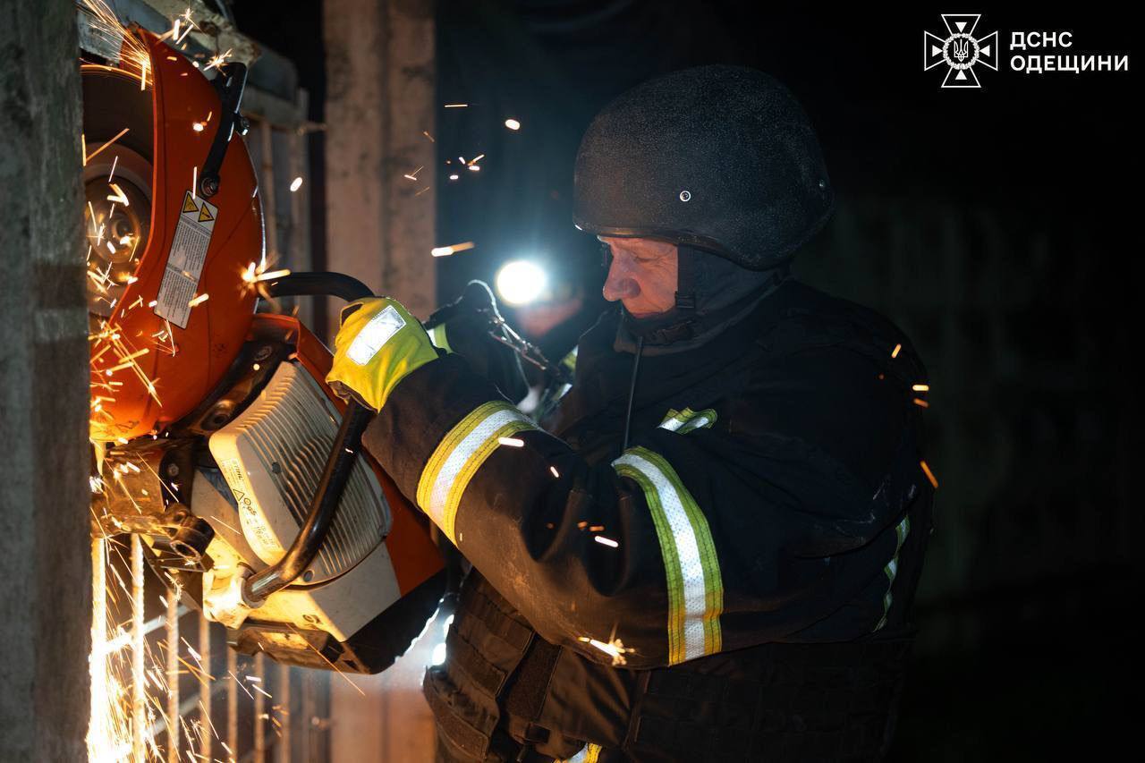 Окупанти вночі атакували Одесу дронами: сталась пожежа, постраждали шестеро людей. Фото і відео