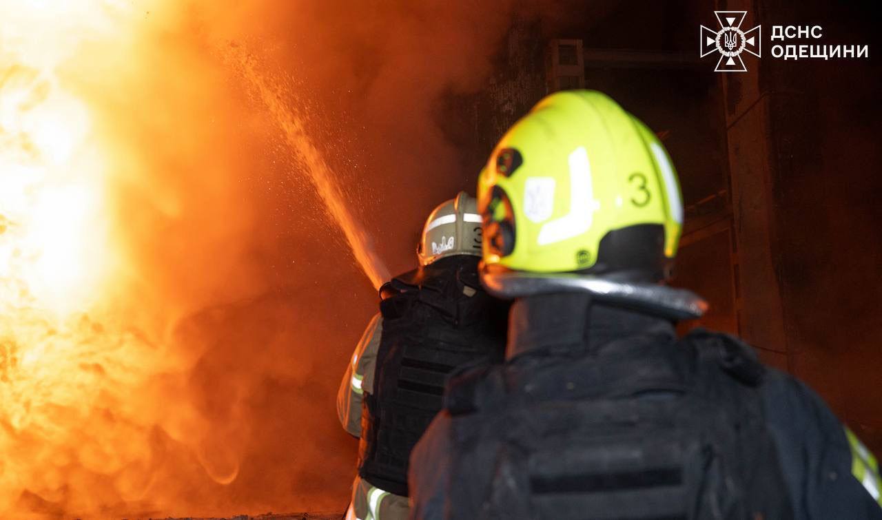 Окупанти вночі атакували Одесу дронами: сталась пожежа, постраждали шестеро людей. Фото і відео