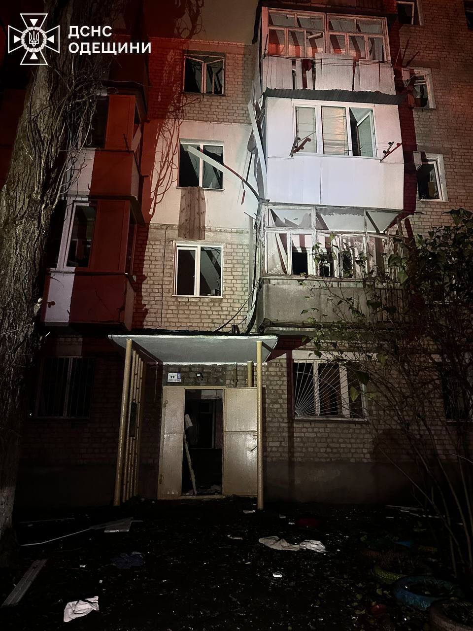 Окупанти вночі атакували Одесу дронами: сталась пожежа, постраждали шестеро людей. Фото і відео