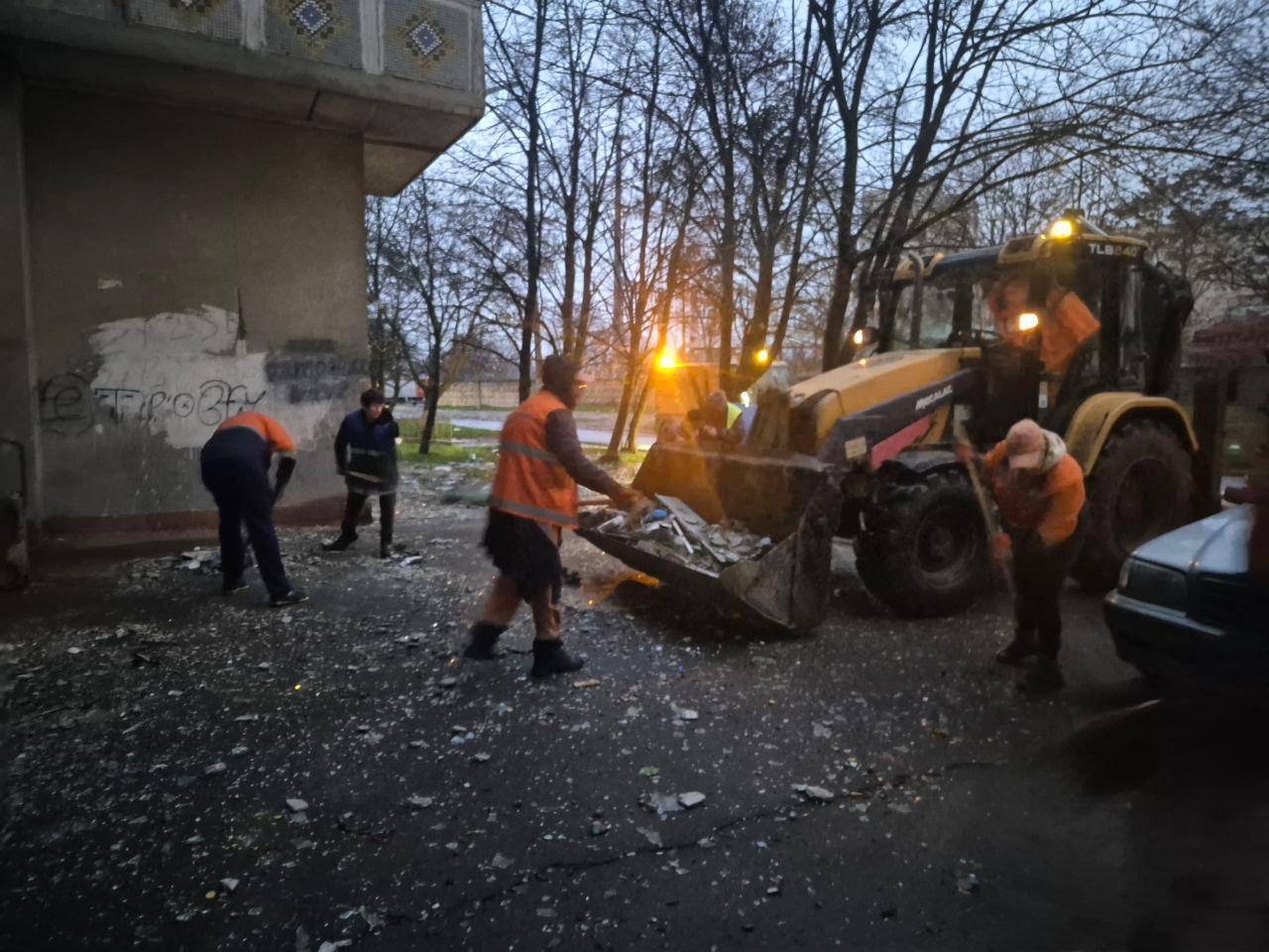 Окупанти вночі атакували Одесу дронами: сталась пожежа, постраждали семеро людей. Фото і відео