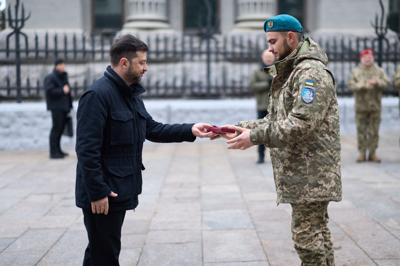 "Довели свою фаховість і героїзм": Зеленський у День ракетних військ і артилерії вручив нагороди українським воїнам. Відео