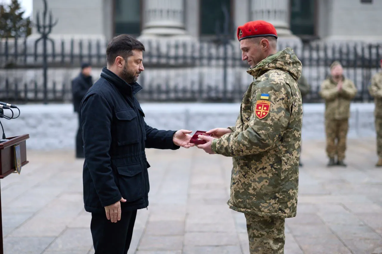 "Довели свою фаховість і героїзм": Зеленський у День ракетних військ і артилерії вручив нагороди українським воїнам. Відео