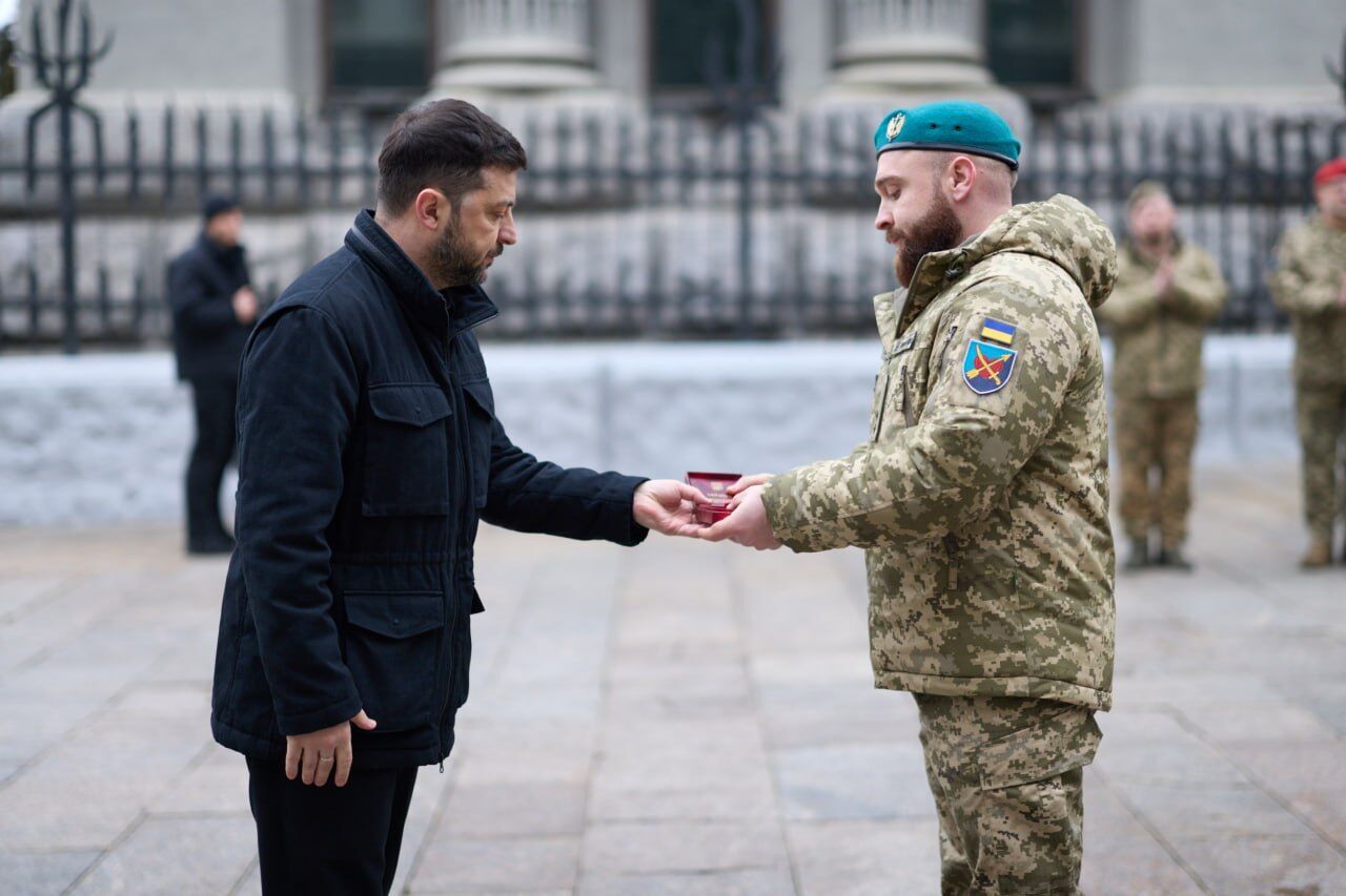 "Довели свою фаховість і героїзм": Зеленський у День ракетних військ і артилерії вручив нагороди українським воїнам. Відео