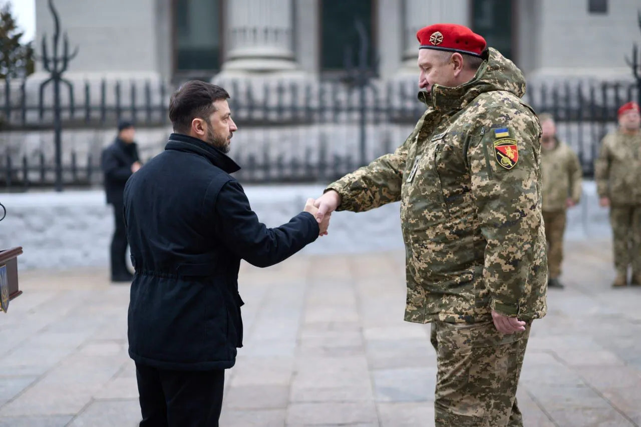 "Довели свою фаховість і героїзм": Зеленський у День ракетних військ і артилерії вручив нагороди українським воїнам. Відео
