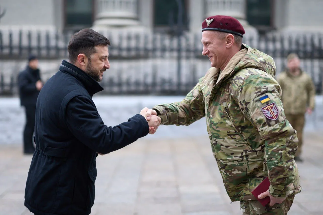 "Довели свою фаховість і героїзм": Зеленський у День ракетних військ і артилерії вручив нагороди українським воїнам. Відео