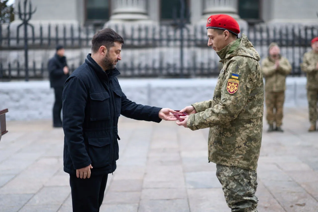 "Довели свою фаховість і героїзм": Зеленський у День ракетних військ і артилерії вручив нагороди українським воїнам. Відео