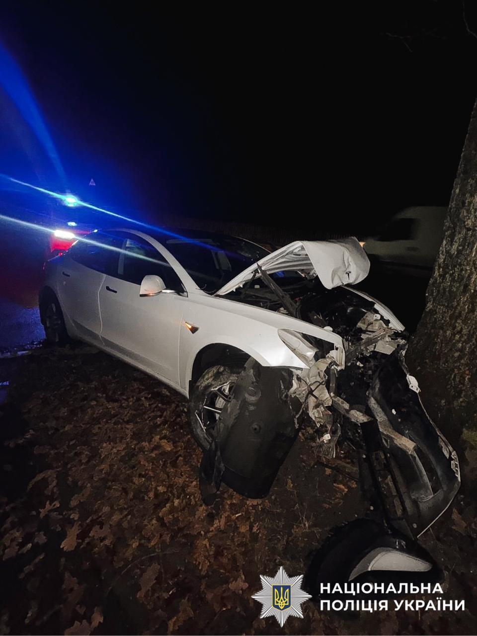 На Київщині п’яний молодик викрав Tesla свого роботодавця, а потім розбив його. Подробиці та фото