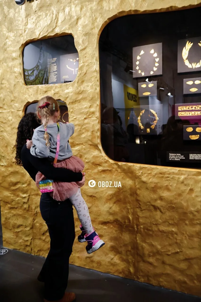 Кримське золото та нові фотозони: у Києві виставку Ukraine WOW подовжили на зимовий сезон через шалений попит. Фоторепортаж