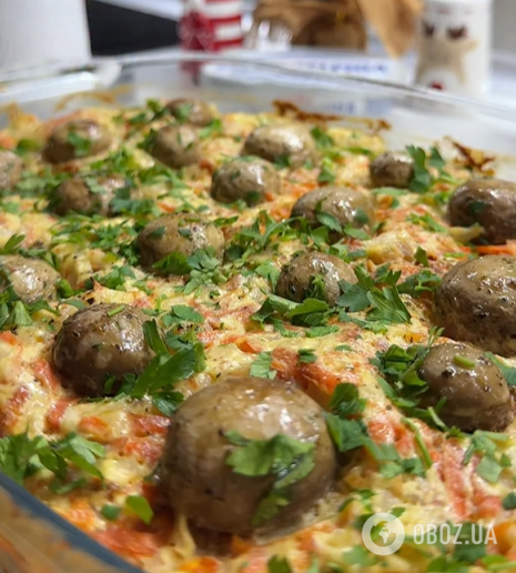 Смачна запечена картопля по-новому: додайте куряче філе та цілі гриби