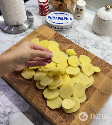 Смачна запечена картопля по-новому: додайте куряче філе та цілі гриби